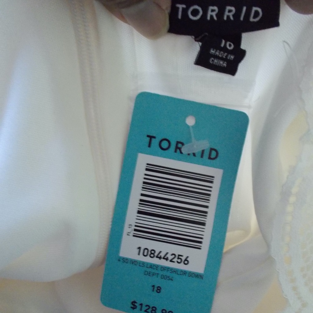 TORRID LACE OFF SHOULDER FIT & FLARE WEDDING DRESS - Picture 15 of 15
